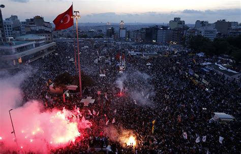 Gezi-protestin vallankumouksellinen vaikutus turkkilaiseen yhteiskuntaan ja identiteettiin: kansan kapina demokratiaa ja oikeudenmukaisuutta vastaan